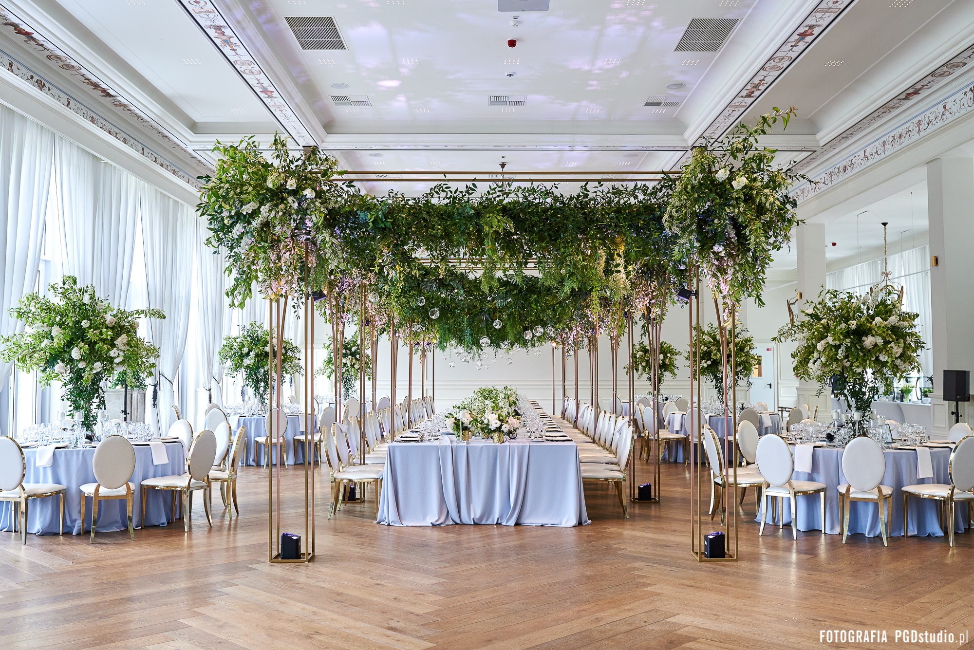 krzesła dekoracyjne na weselu, scenografia weselna, dekoracje na weselu, aranżacja weselna, konsultant ślubny warszawa