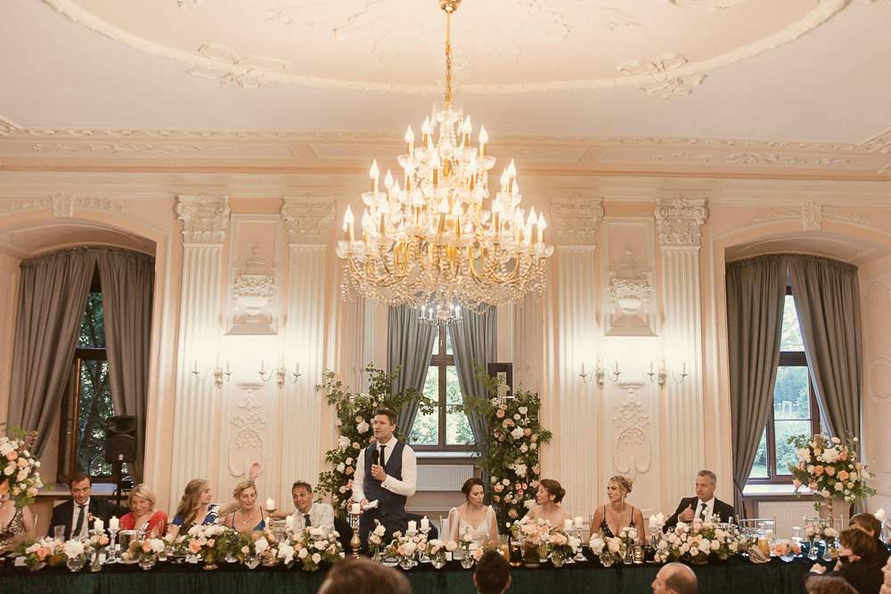 z kim siedzi Para Młoda, usadzenie gości na weselu, dwuosobowy stol prezydialny, wedding planner Dolny Śląsk